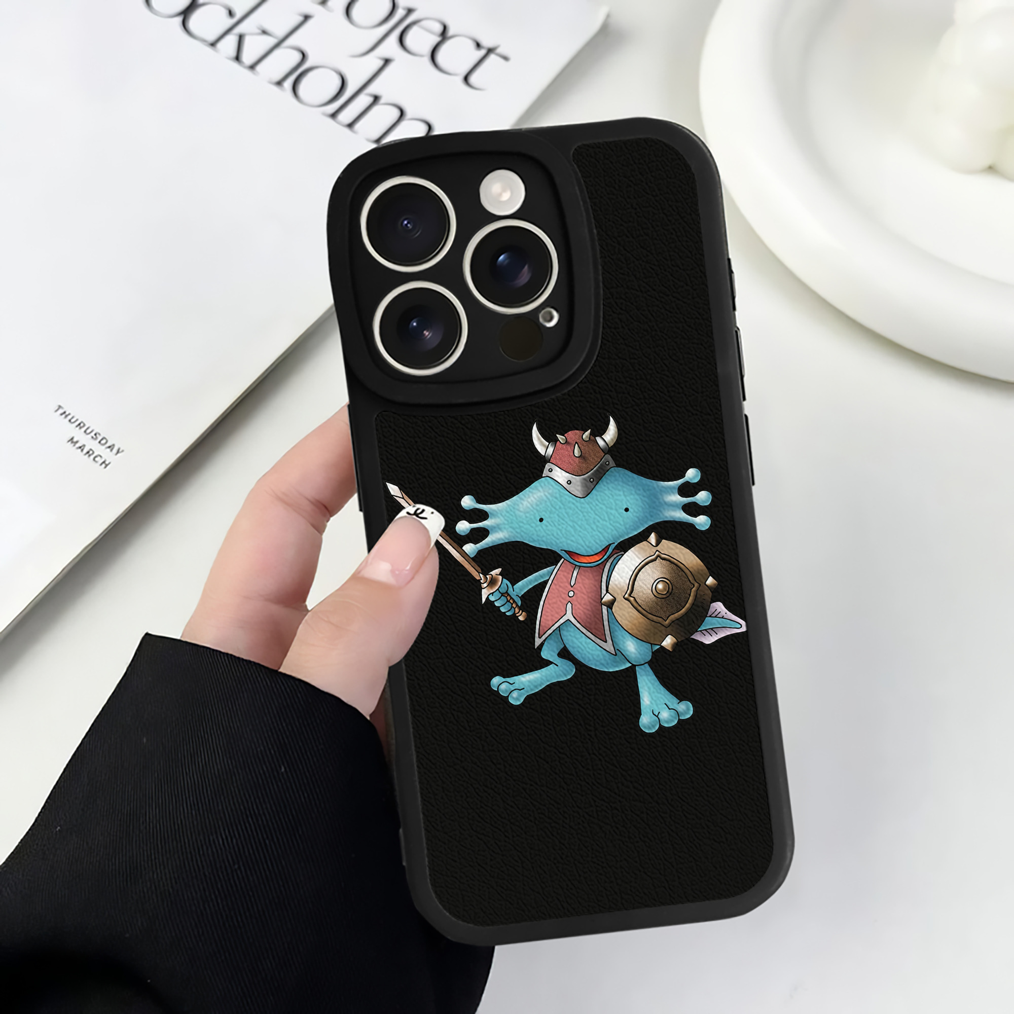 （画像用） ドラゴンクエスト Doragon Kuesuto Dragon Quest 【iPhone 16シリーズ対応】シリコンスマホケース（レザー調） 材質：シリコン